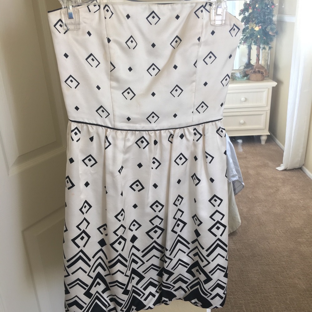 Short white and black dress